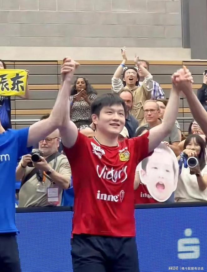 包含埃因霍温训练开放日，赛后造点机会引欢呼，德国杯在即，医务组通报恢复的词条